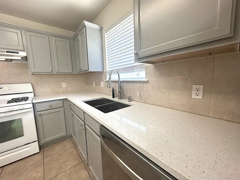 KITCHEN GRAINITE