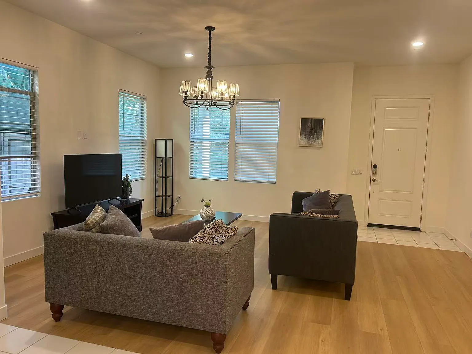 3 bed, 2.5 bath, 2013 sqft, $4,900 — Photo 2