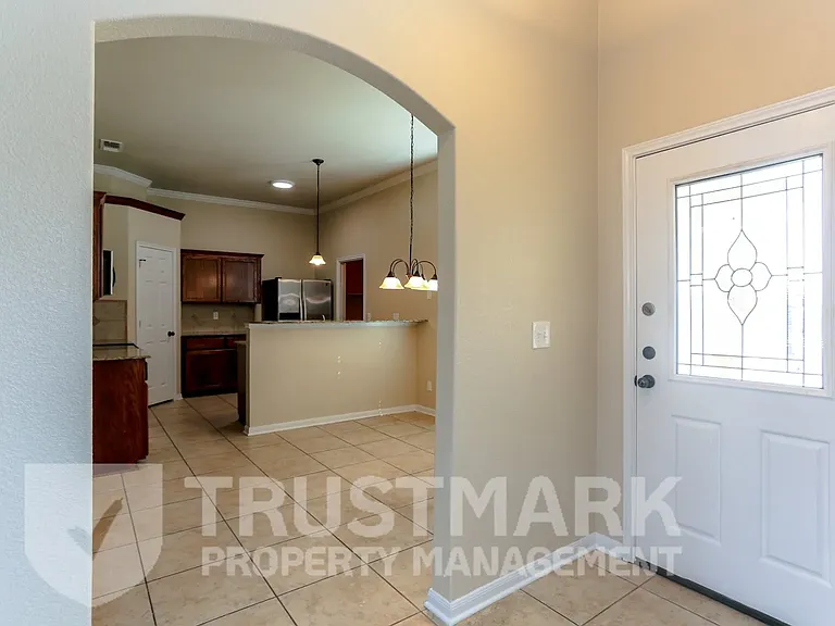 401 W Libra Dr — Photo 2