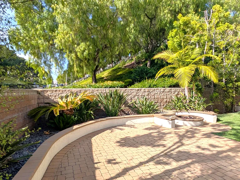 1 Halcyon Ln — Photo 1