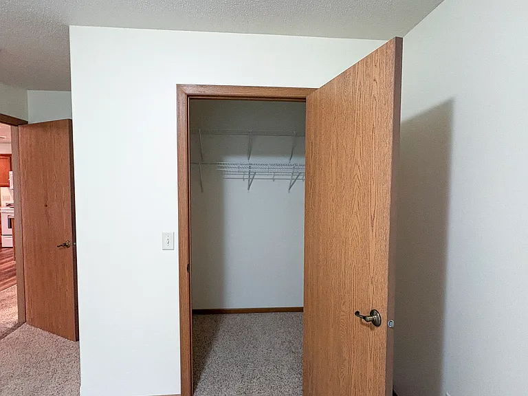 1012 W Shorewood Dr — Photo 6