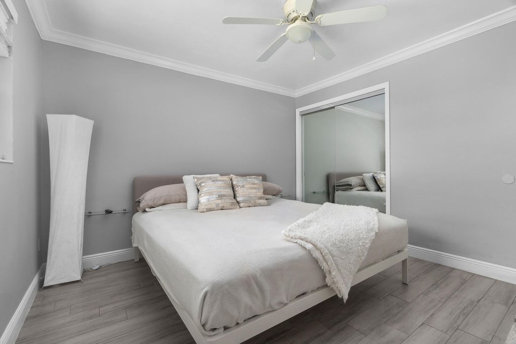 3440 NE 10TH Terrace, photo 5