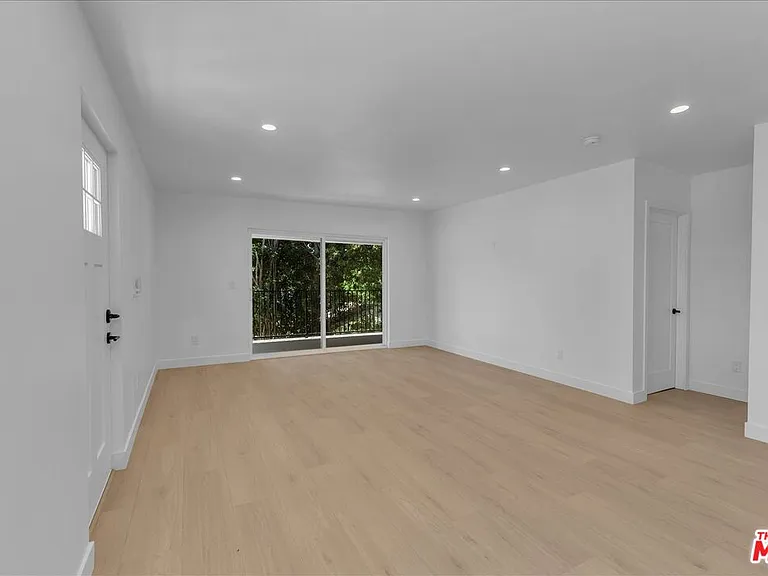 6913 1/2 Encino Ave #UPPER — Photo 7