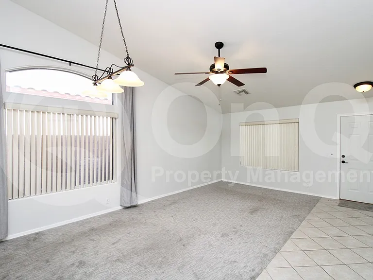 913 E Gary Ln — Photo 4
