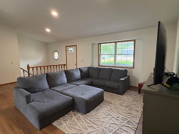 3rd image of 1009 Helen St