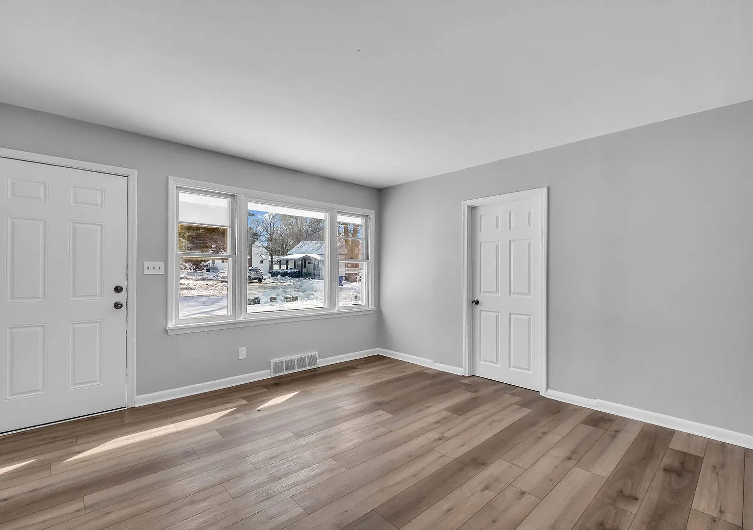 3-Bedroom Home with 2-Car Garage & Fenced Yard — Photo 2