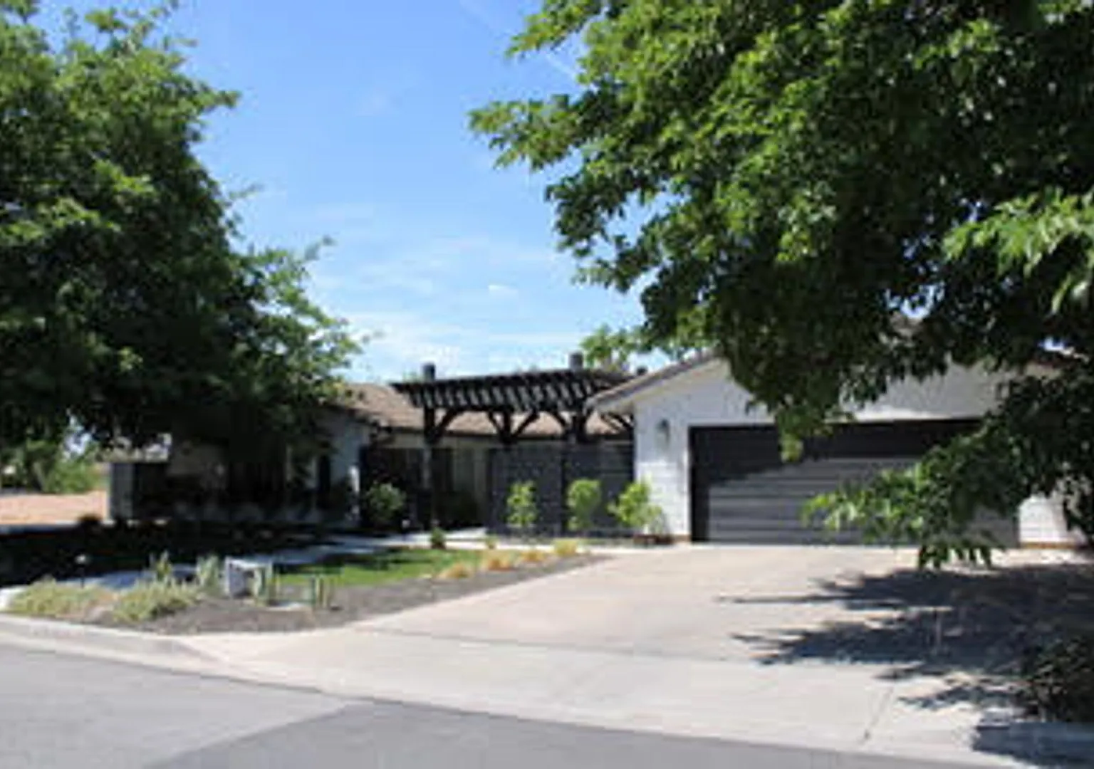 4 Bedroom Home in Bloomington-Pets Negotiables — Photo 1