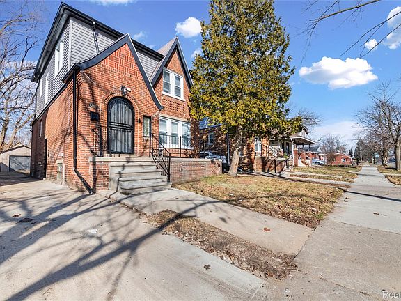 2nd image of 15887 Robson St