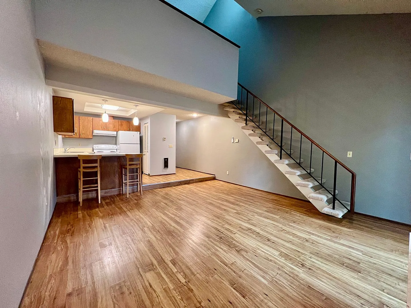 Beautiful 2 Bed, 2 Bath Townhome with Community Pool, Gym & Clubhouse! — Photo 4