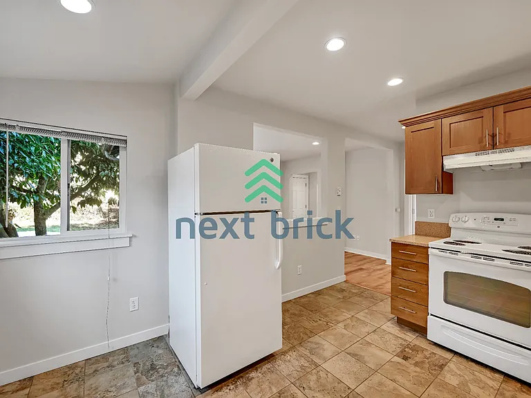 911 N 105th St — Photo 5