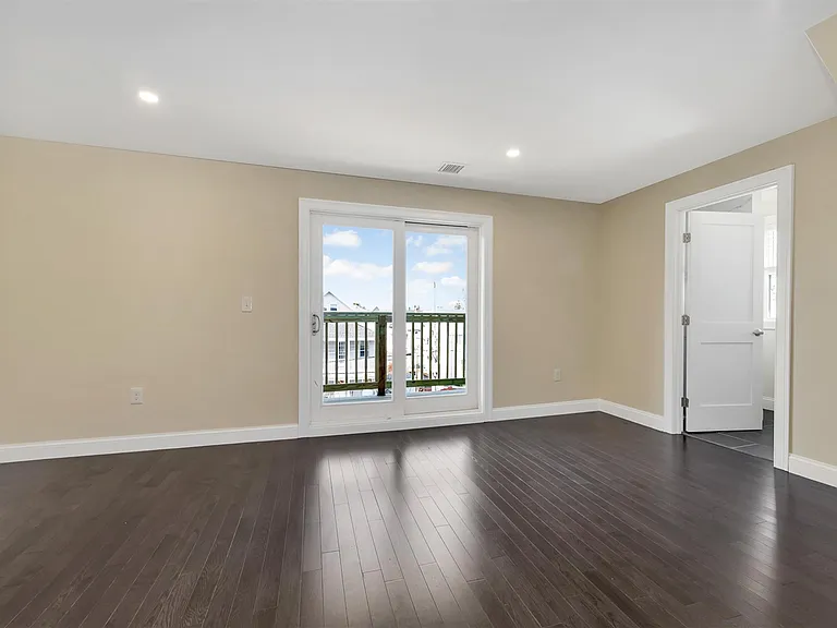 45 Wright Ave — Photo 17