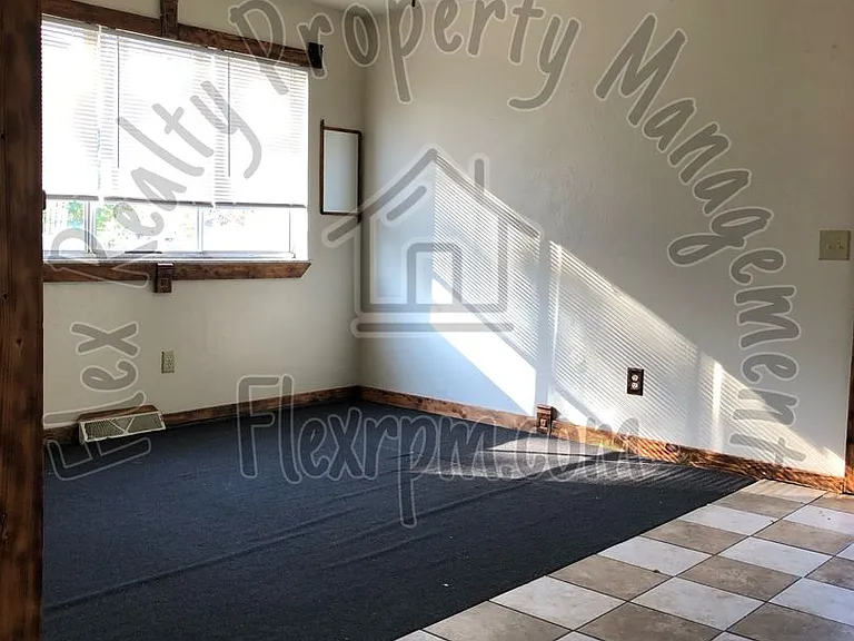 1112 Bronson Ave — Photo 3