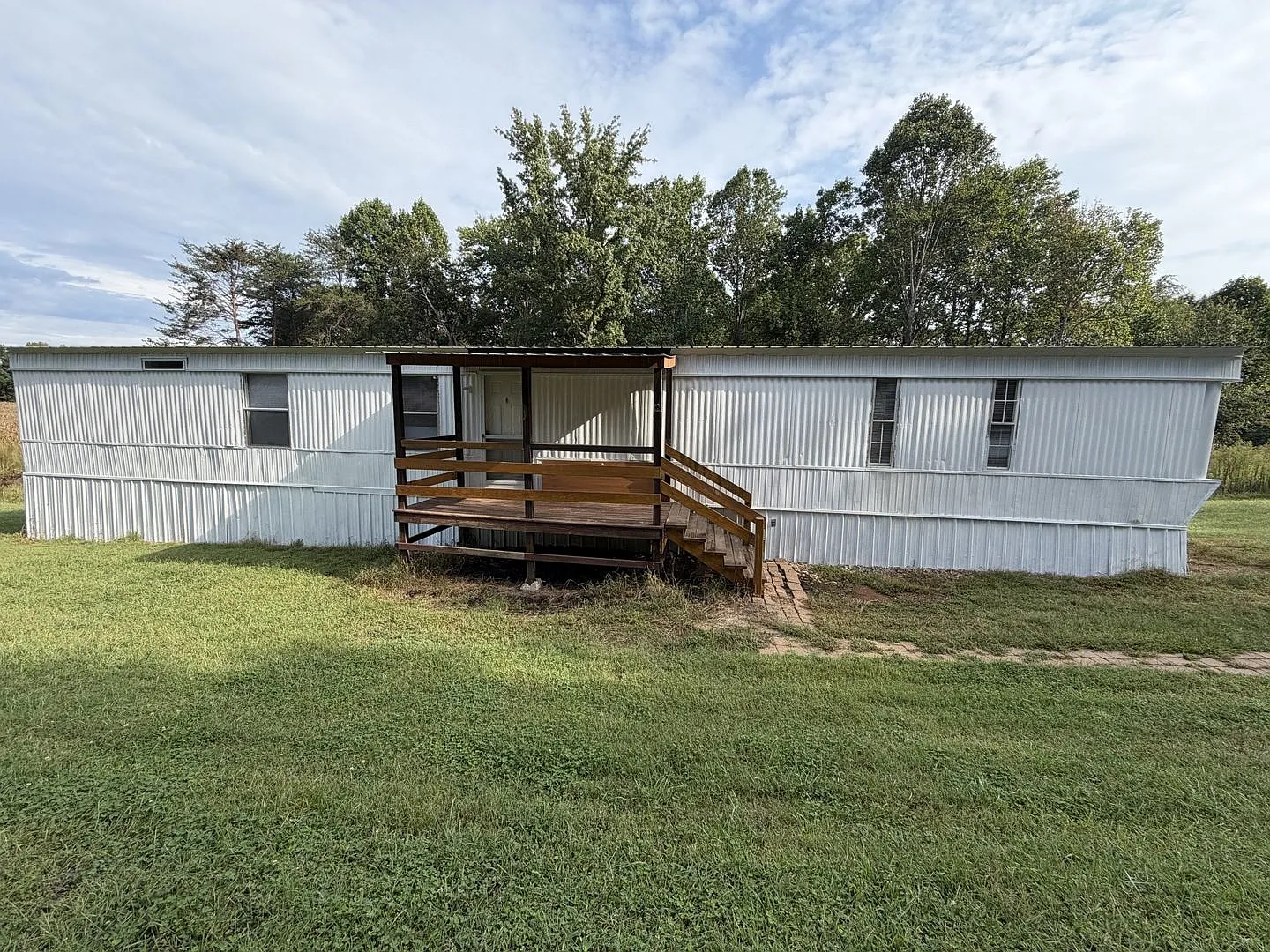 Beautifully Remodeled - 2 Bed/2 Bath Home - Brand New Appliances - Versatile 3rd Room - Close to ... — Photo 1