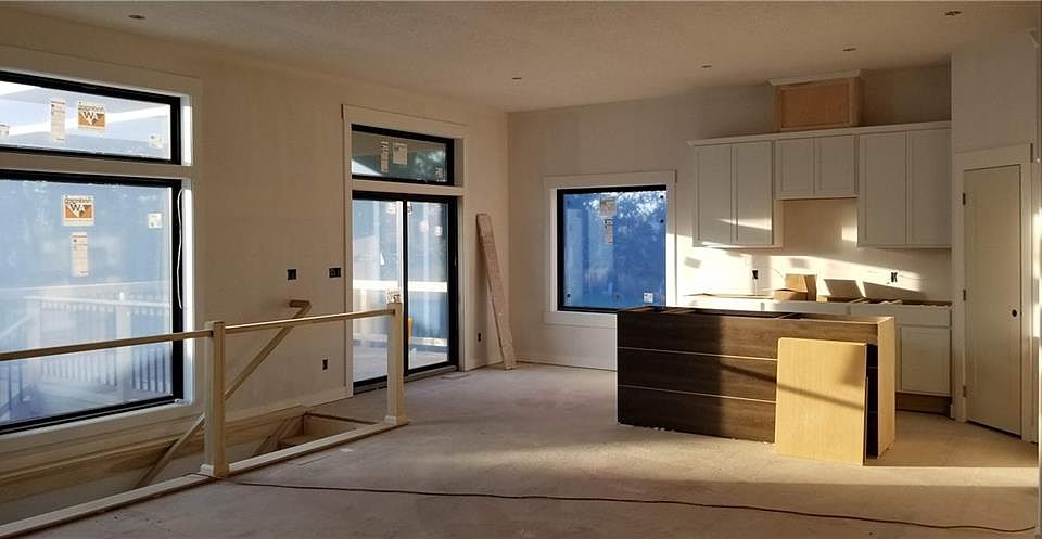 2nd image of 610 NW Somerset Ct