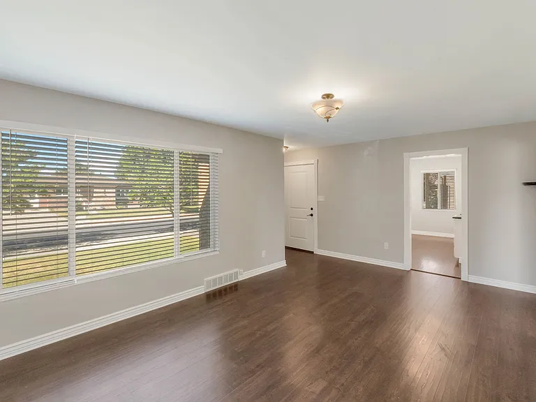 403 E Saunders St — Photo 9