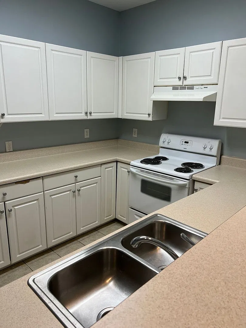 Introducing our charming two-story townhouse located in the heart of Wilmington, NC. — Photo 4