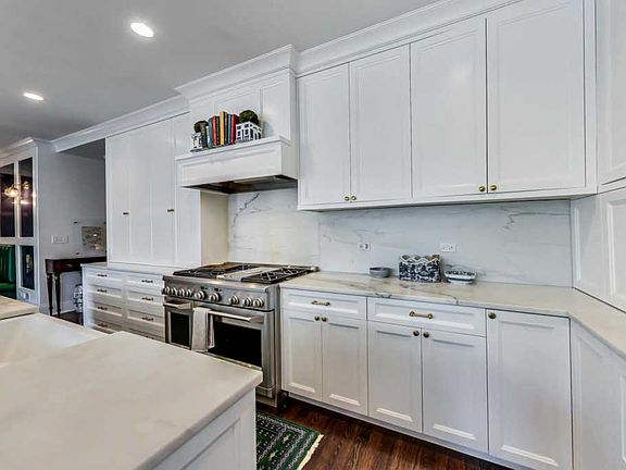 3rd image of 1053 W Wellington Ave