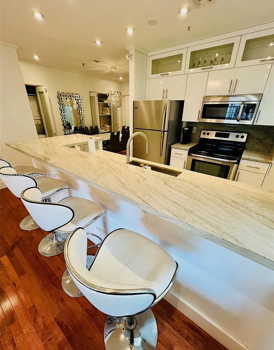 Euclid 600 Condo — Photo 2