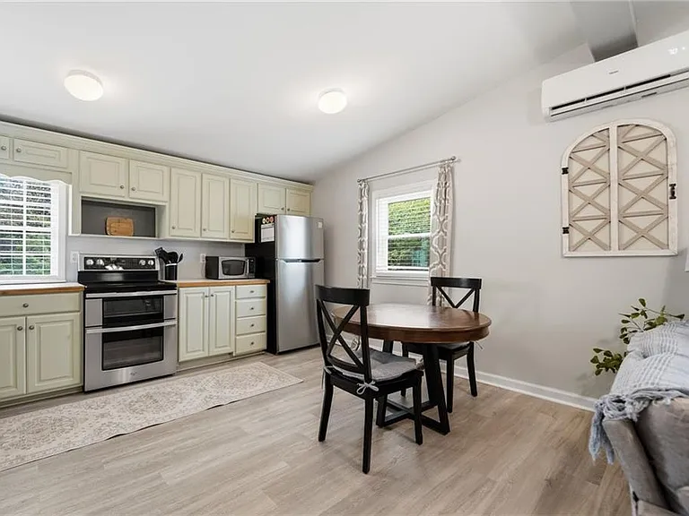 1817 Hardman Ln — Photo 5