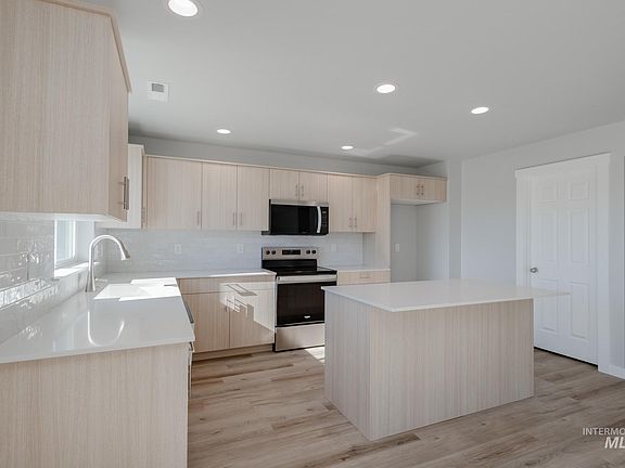 4th image of 9065 W Camellia St