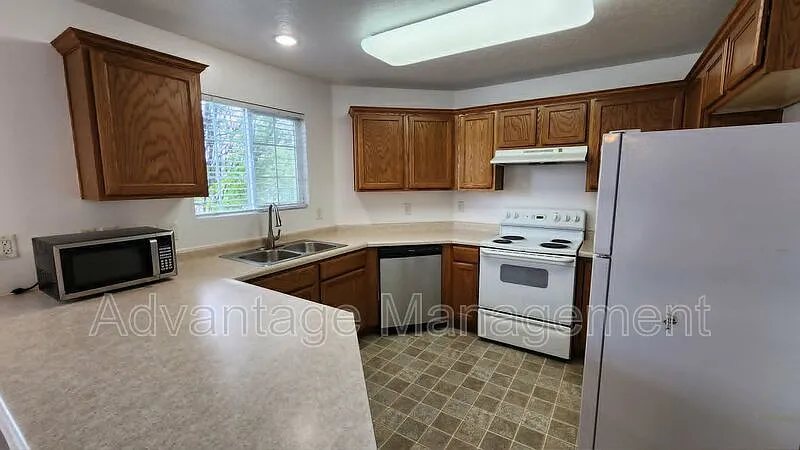 3 bed, 2.0 bath, 1237 sqft, $1,550 — Photo 3