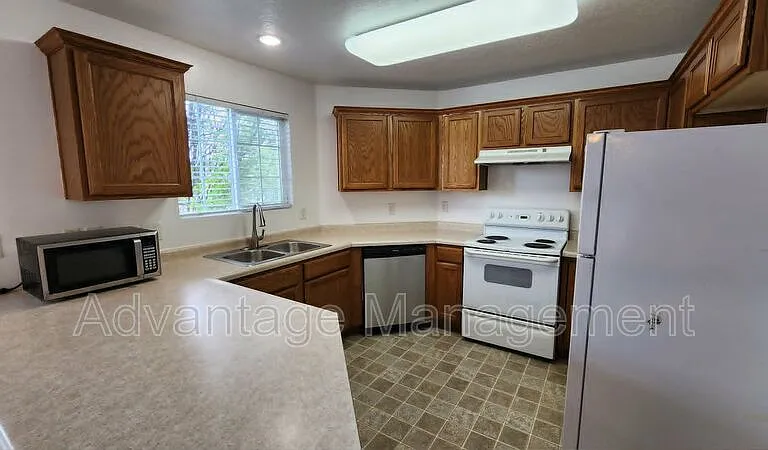 105 W Daybreak Ln — Photo 3