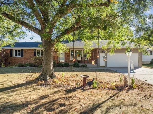 802 1st St SW, Dyersville, IA 52040