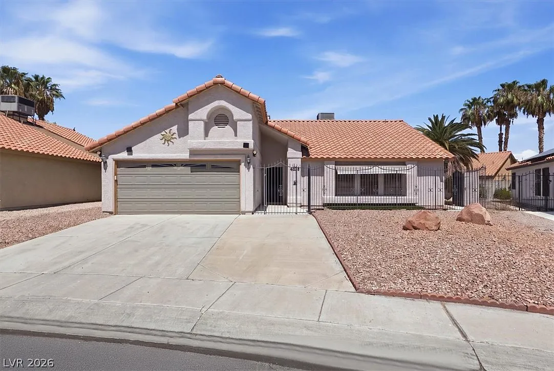 3 bed, 2.0 bath, 1705 sqft, $2,295 — Photo 3