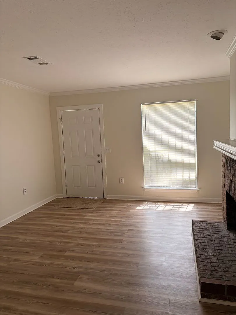 905 Whitworth St — Photo 3