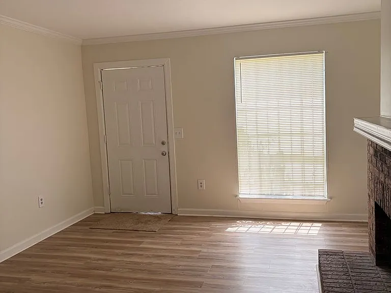 905 Whitworth St — Photo 3