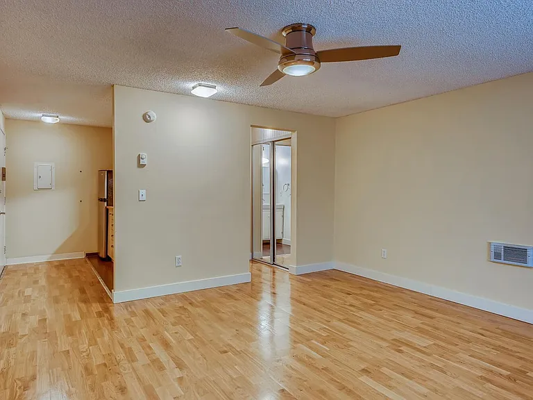 11 SW Curry St — Photo 3