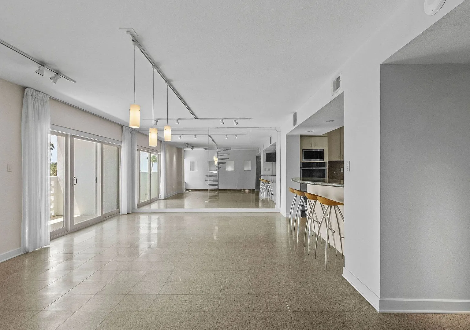 Unique Bayshore Condo — Photo 2