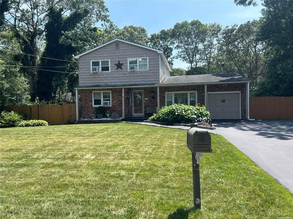 10 Pitts Avenue, Mastic, NY 11950