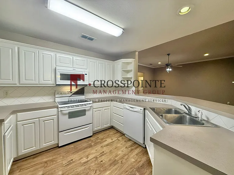 15919 Brittain Ct — Photo 18
