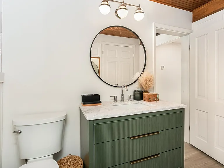 112 N Acorn St — Photo 23