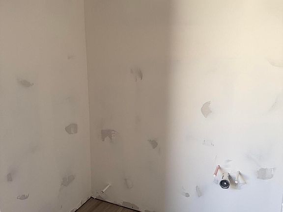 4th image of 1049 E Malibu Ln