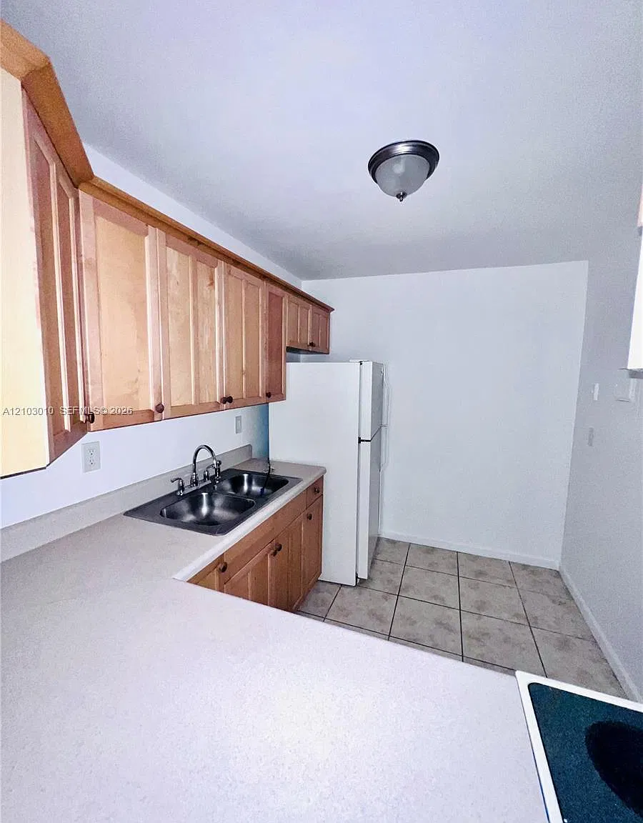 Gold Coast Condo — Photo 3