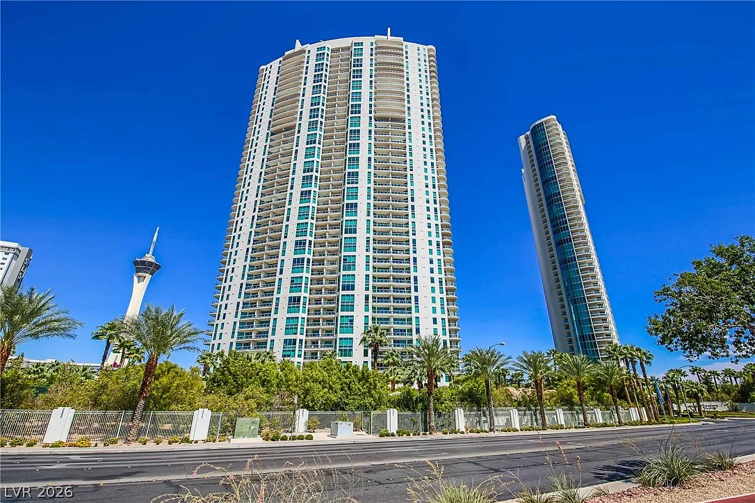 Turnberry Towers — Photo 1