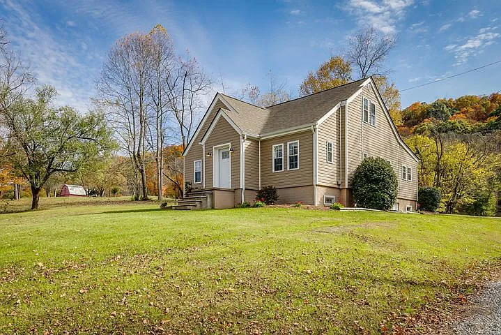4 bed, 2864 sqft, $2,400 — Photo 2