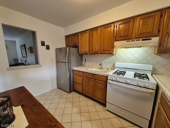 2nd image of 1261A Valley Rd