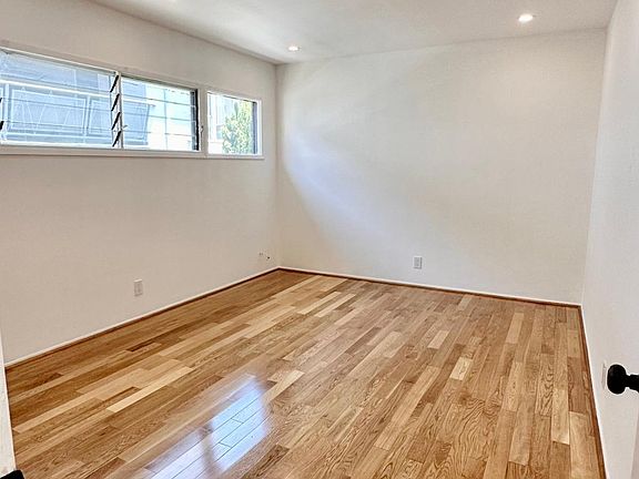 3rd image of 1120 N Clark St APT 6