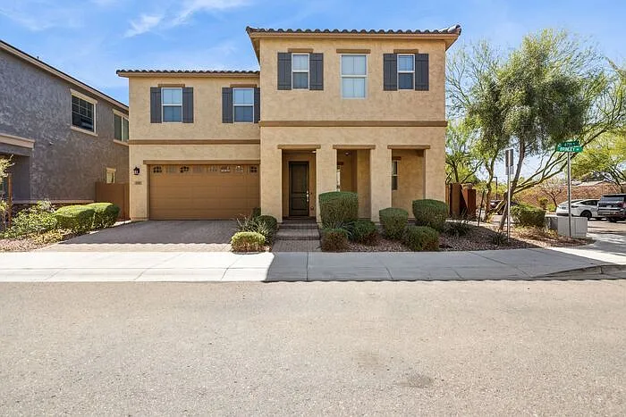 211 E Brinley Dr — Photo 2