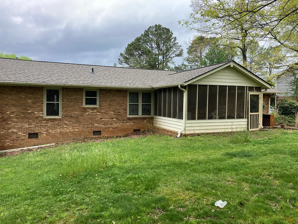 Private level yard - 324 Oakridge Dr SE