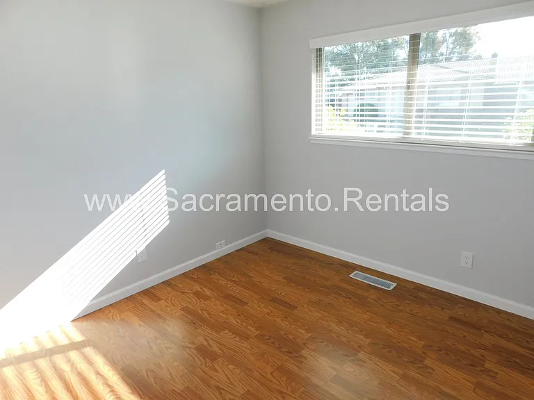 2637 Latham Dr — Photo 22