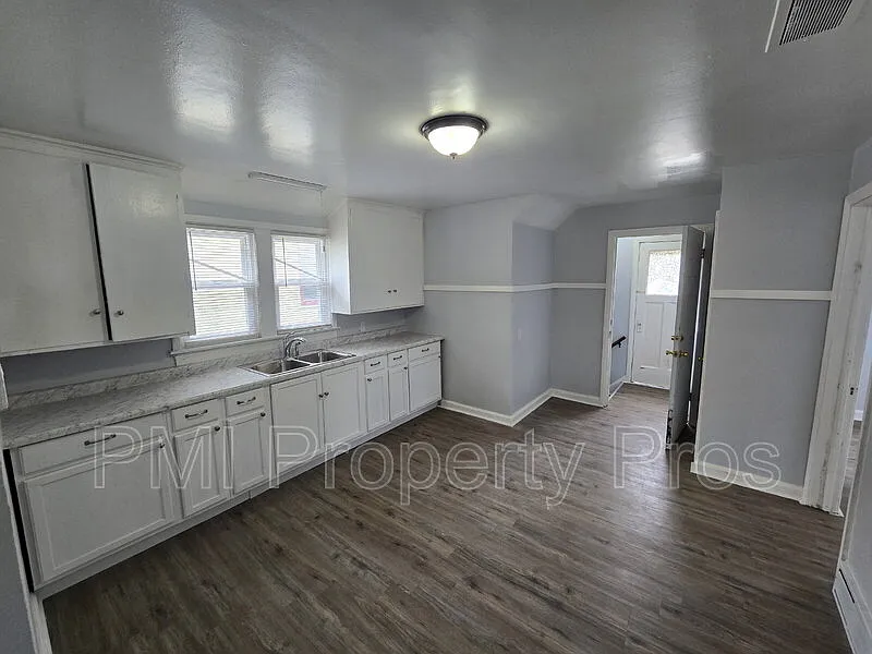 2 bed, 1.0 bath, $1,050 — Photo 3