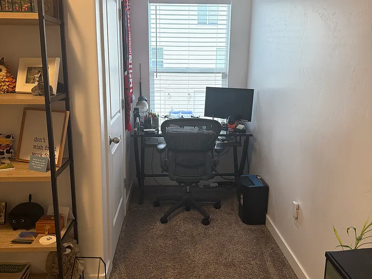 28 N Monitor Row — Photo 31