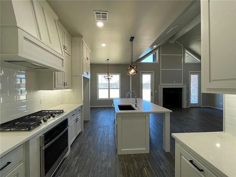 15809 Capri Ln — Photo 8
