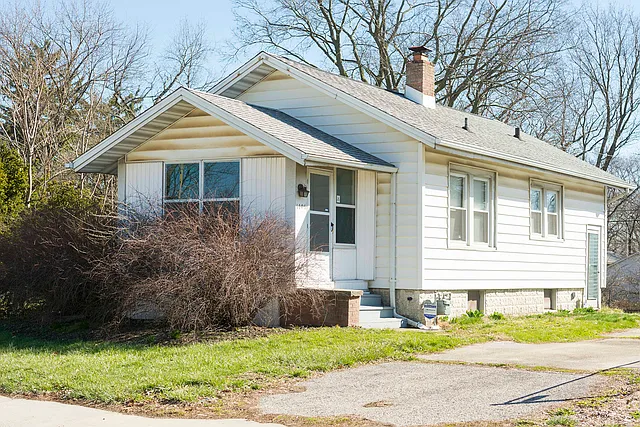 1406 N Neil St photo 1