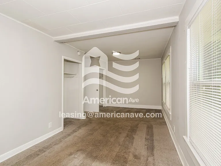 1021731_010_main_bedroom_10.jpg
