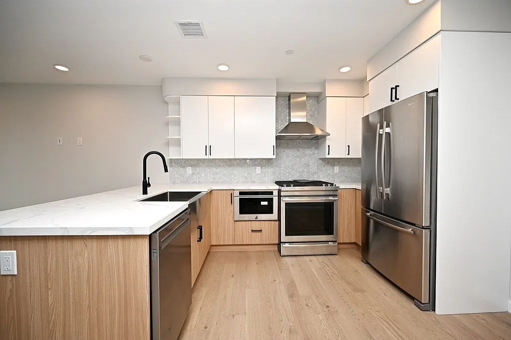 2 bed, 2.0 bath, 898 sqft, $4,300 — Photo 1